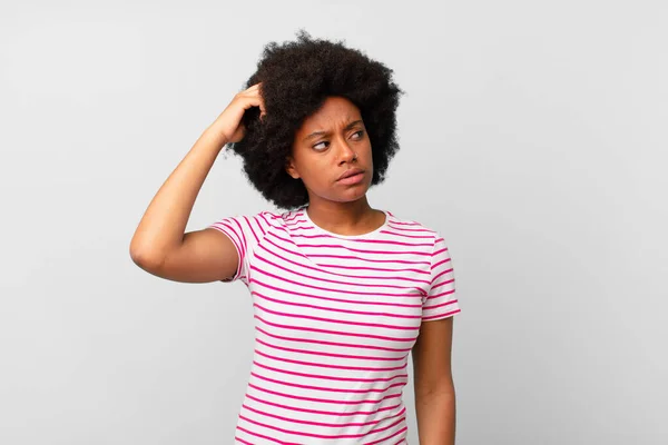 Afro Nero Donna Sentirsi Perplesso Confuso Grattando Testa Guardando Lato — Foto Stock