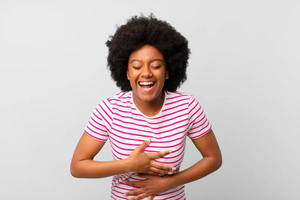 Afro Zwarte Vrouw Lachen Hardop Bij Sommige Hilarische Grap Gelukkig — Stockfoto