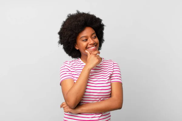 Afro Siyahi Kadın Mutlu Kendinden Emin Bir Ifadeyle Gülümsüyor Elleri — Stok fotoğraf