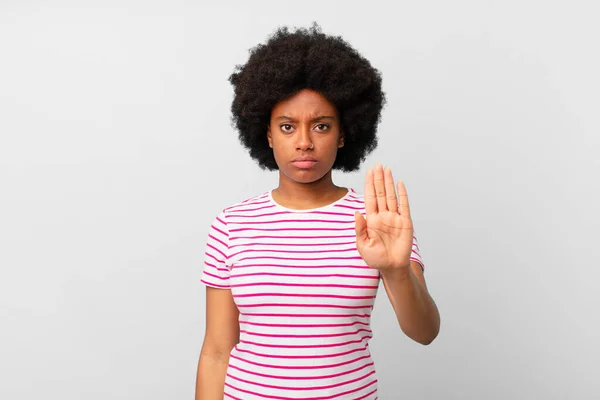 Afro Svart Kvinna Ser Allvarlig Sträng Missnöjd Och Arg Visar — Stockfoto