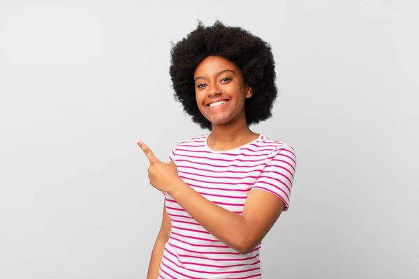 Afro Mulher Negra Sorrindo Alegremente Sentindo Feliz Apontando Para Lado — Fotografia de Stock