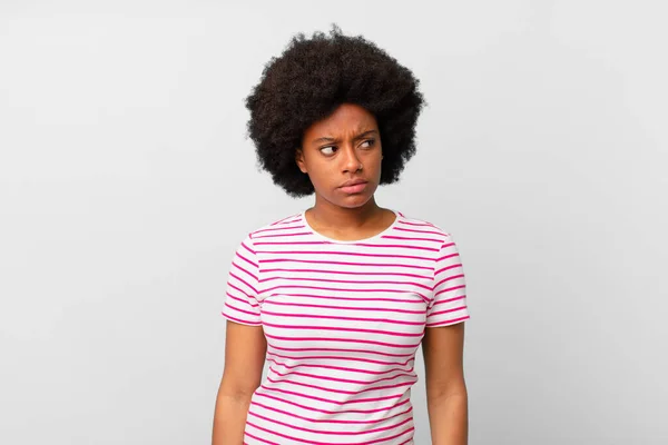 Afro Donna Nera Sensazione Triste Sconvolto Arrabbiato Guardando Una Parte — Foto Stock