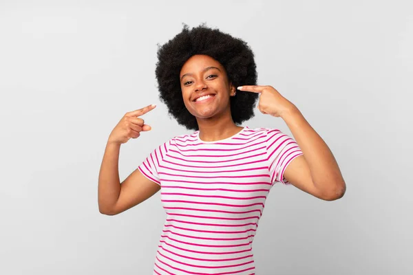 Afro Schwarze Frau Lächelt Selbstbewusst Und Zeigt Auf Ihr Eigenes — Stockfoto