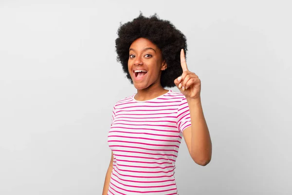 Afro Siyah Kadın Bir Fikri Fark Ettikten Sonra Mutlu Heyecanlı — Stok fotoğraf