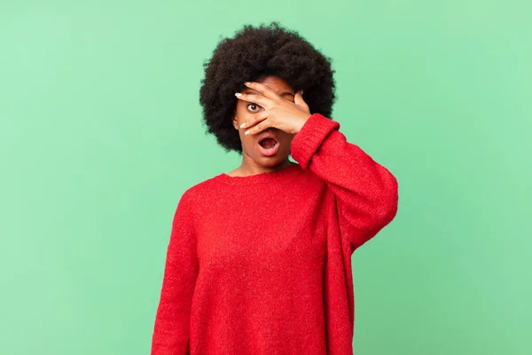 Afro Schwarze Frau Sieht Schockiert Verängstigt Oder Verängstigt Aus Bedeckt — Stockfoto