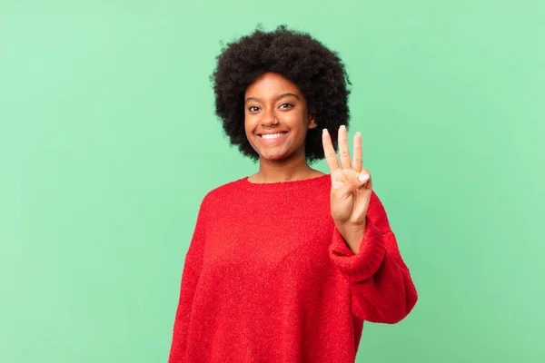 Negro Afro Mujer Sonriendo Buscando Amigable Mostrando Número Tres Tercero — Foto de Stock