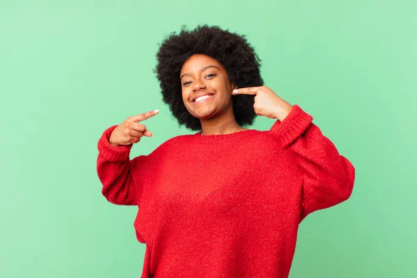 Afro Mulher Negra Sorrindo Confiantemente Apontando Para Próprio Sorriso Largo — Fotografia de Stock