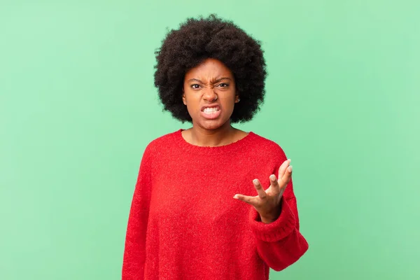 Afro Negro Mujer Buscando Enojado Molesto Frustrado Gritando Wtf Que —  Fotos de Stock