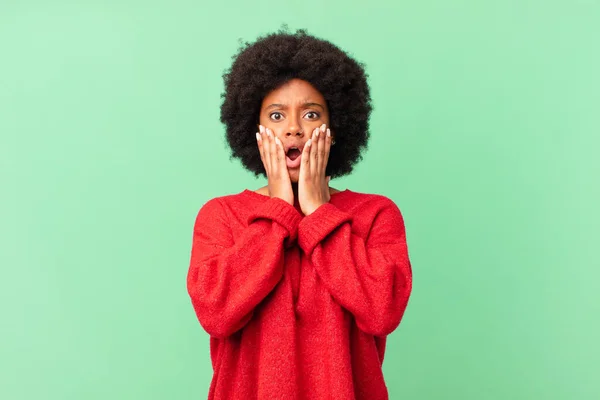 Afro Negro Mujer Sintiéndose Sorprendido Asustado Mirando Aterrorizado Con Boca —  Fotos de Stock