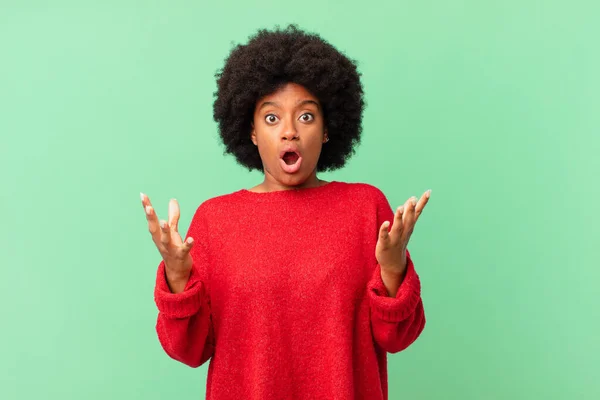 Afro Mulher Negra Sentindo Extremamente Chocado Surpreso Ansioso Pânico Com — Fotografia de Stock