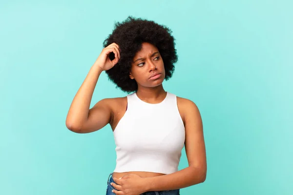 Afro Mulher Negra Sentindo Perplexo Confuso Coçando Cabeça Olhando Para — Fotografia de Stock