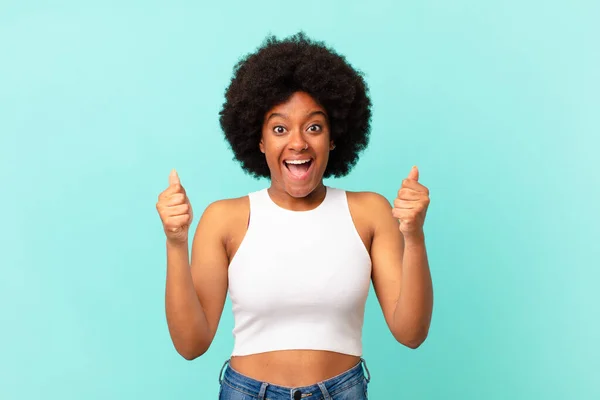 Afro Czarny Kobieta Czuje Się Wstrząśnięty Podekscytowany Szczęśliwy Śmiejąc Się — Zdjęcie stockowe