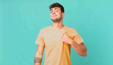 Yakışıklı adam kibirli, başarılı, pozitif ve gururlu görünüyor, kendini gösteriyor.