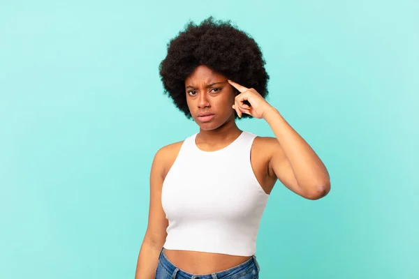 Afro Svart Kvinna Känner Sig Förvirrad Och Förbryllad Visar Att — Stockfoto