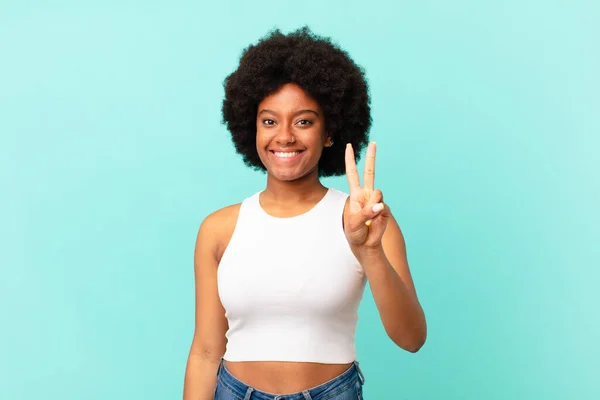 Afro Mulher Negra Sorrindo Olhando Amigável Mostrando Número Dois Segundo — Fotografia de Stock