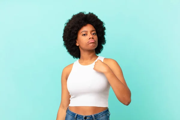 Afro Černošky Žena Hledá Arogantní Úspěšný Pozitivní Hrdý Poukazující Sebe — Stock fotografie