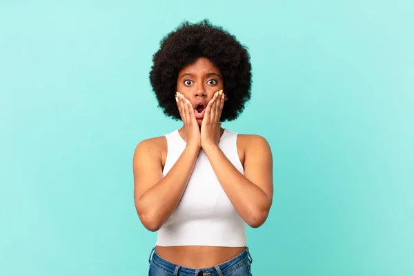 Afro Mulher Negra Sentindo Chocado Assustado Olhando Aterrorizado Com Boca — Fotografia de Stock