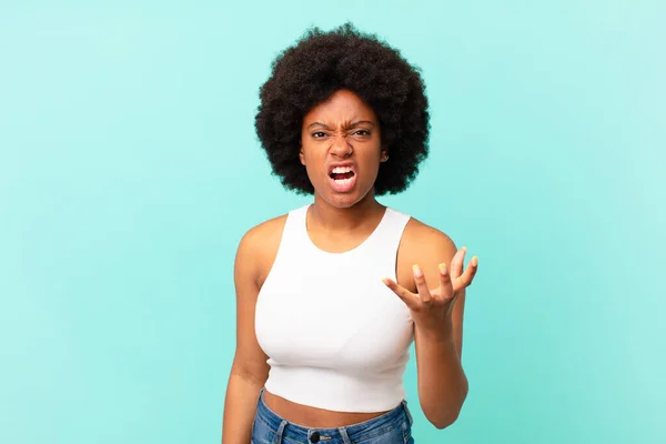 Afro Czarny Kobieta Patrząc Zły Zdenerwowany Sfrustrowany Krzyk Wtf Lub — Zdjęcie stockowe
