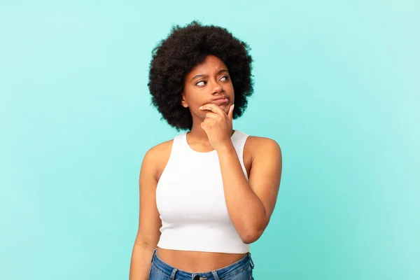 Afro Siyah Kadın Düşünüyor Kuşkulu Şaşkın Hissediyor Farklı Seçeneklerle Hangi — Stok fotoğraf