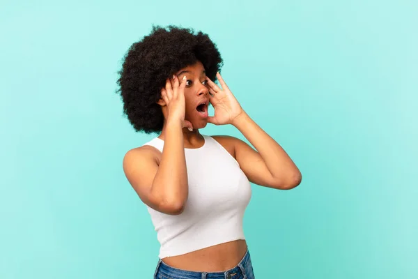 Afro Mujer Negra Sintiéndose Feliz Excitada Sorprendida Mirando Lado Con —  Fotos de Stock