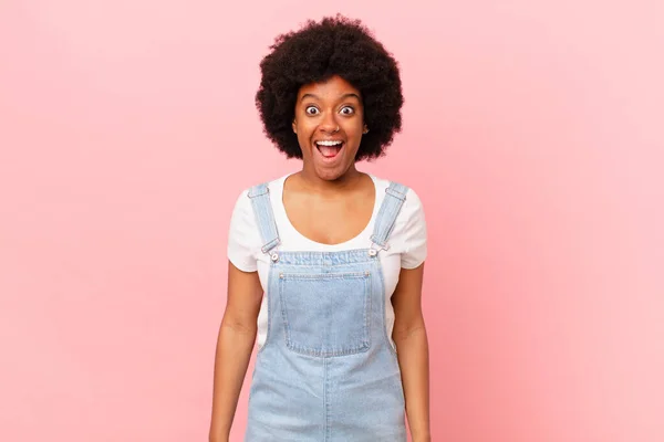 Afro Mulher Negra Olhando Muito Chocado Surpreso Olhando Com Boca — Fotografia de Stock