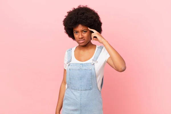 Afro Mulher Negra Sentindo Confuso Perplexo Mostrando Que Você Louco — Fotografia de Stock