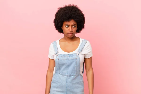 Afro Mulher Negra Sentindo Triste Chateado Com Raiva Olhando Para — Fotografia de Stock