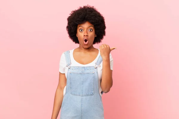 Afro Mulher Negra Olhando Espantado Descrença Apontando Para Objeto Lado — Fotografia de Stock