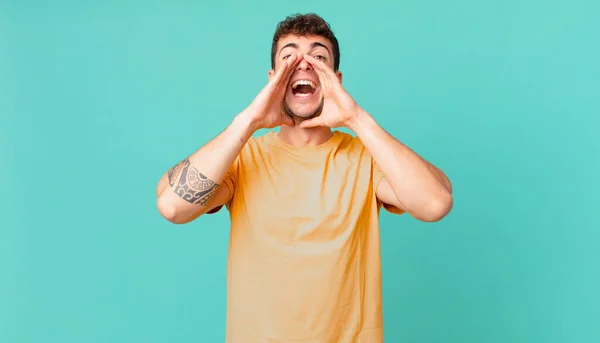 Hombre Guapo Sintiéndose Feliz Emocionado Positivo Dando Gran Grito Con — Foto de Stock