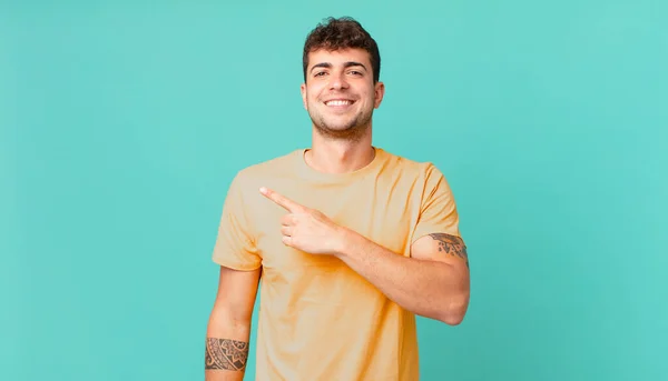 Yakışıklı Adam Neşeyle Gülümsüyor Mutlu Hissediyor Yan Yukarı Doğru Işaret — Stok fotoğraf