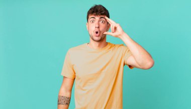 Yakışıklı adam şaşırmış, ağzı açık, şok olmuş, yeni bir düşünce, fikir ya da konsept keşfediyor.