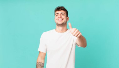 Yakışıklı, gururlu, tasasız, kendinden emin ve mutlu, olumlu gülümseyen bir adam.