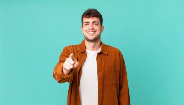 Tatmin olmuş, kendine güvenen, dostça gülümseyen ve seni seçen yakışıklı bir adam.