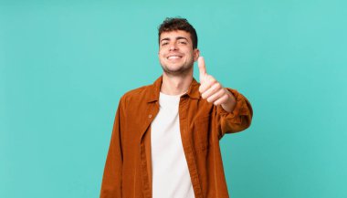 Yakışıklı, gururlu, tasasız, kendinden emin ve mutlu, olumlu gülümseyen bir adam.