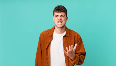 Yakışıklı adam sinirli, sinirli ve hayal kırıklığına uğramış görünüyor. Senin neyin var? 