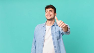 Yakışıklı, gururlu, tasasız, kendinden emin ve mutlu, olumlu gülümseyen bir adam.