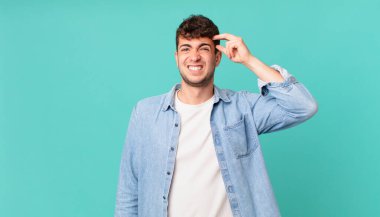 Yakışıklı adam şaşkın ve şaşkın hissediyor, deli, deli ya da aklını kaçırmış olduğunu gösteriyor.