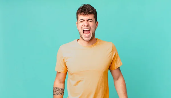 Homem Bonito Gritando Agressivamente Olhando Muito Com Raiva Frustrado Indignado — Fotografia de Stock