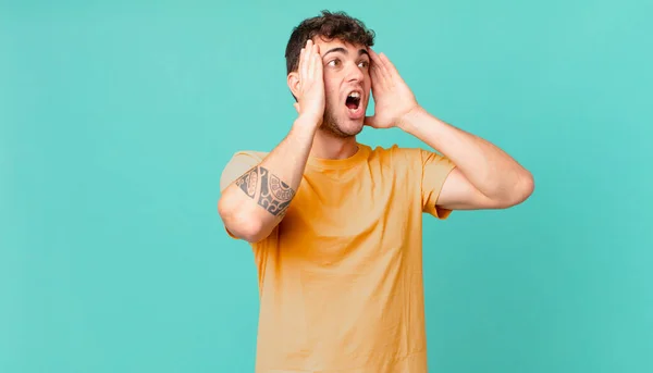 Hombre Guapo Sintiéndose Feliz Emocionado Sorprendido Mirando Lado Con Ambas —  Fotos de Stock