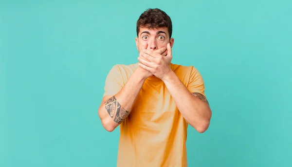 Stilig Man Täcker Munnen Med Händer Med Ett Chockat Överraskande — Stockfoto