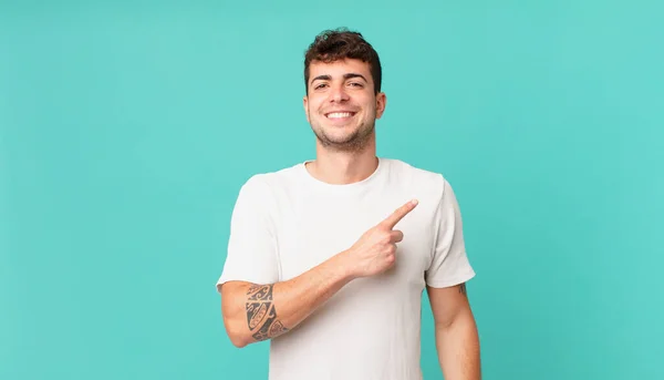 Pohledný Muž Vesele Usmívá Cítí Šťastný Ukazuje Stranu Nahoru Ukazuje — Stock fotografie