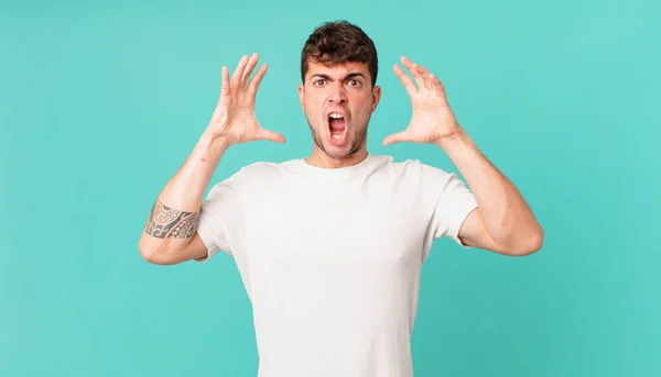 Yakışıklı Adam Elleri Havada Bağırıyor Öfkeli Sinirli Stresli Üzgün — Stok fotoğraf
