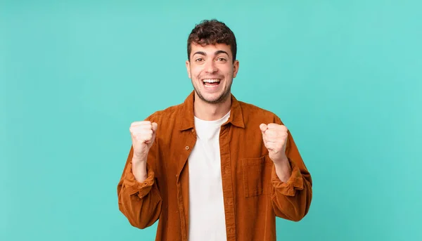 Bello Uomo Sentirsi Scioccato Eccitato Felice Ridendo Celebrando Successo Dicendo — Foto Stock