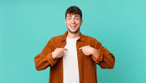 Hombre Guapo Sintiéndose Feliz Sorprendido Orgulloso Apuntando Mismo Con Una — Foto de Stock