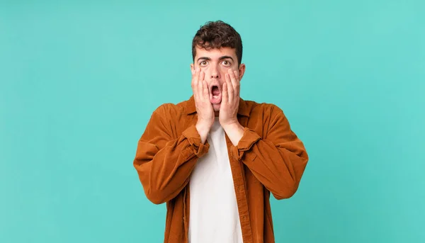 Hombre Guapo Sintiéndose Sorprendido Asustado Mirando Aterrorizado Con Boca Abierta — Foto de Stock