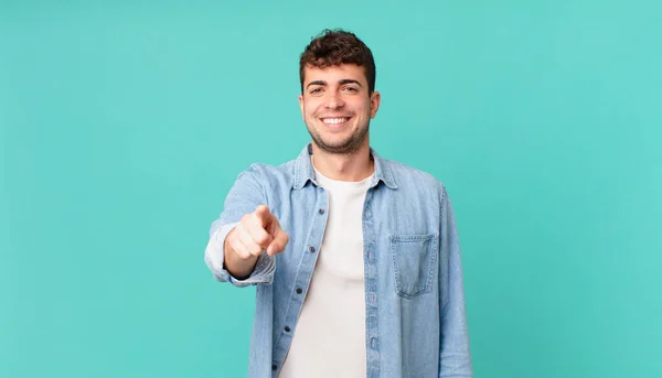 Bell Uomo Che Punta Alla Macchina Fotografica Con Sorriso Soddisfatto — Foto Stock