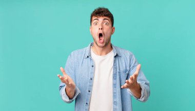 Yakışıklı, ağzı açık ve şaşırmış, şok olmuş ve hayrete düşmüş bir adam.