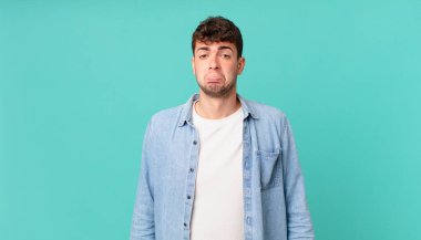 Yakışıklı bir adam üzgün ve mızmız, mutsuz bir bakışla, olumsuz ve hayal kırıklığına uğramış bir tavırla ağlıyor.