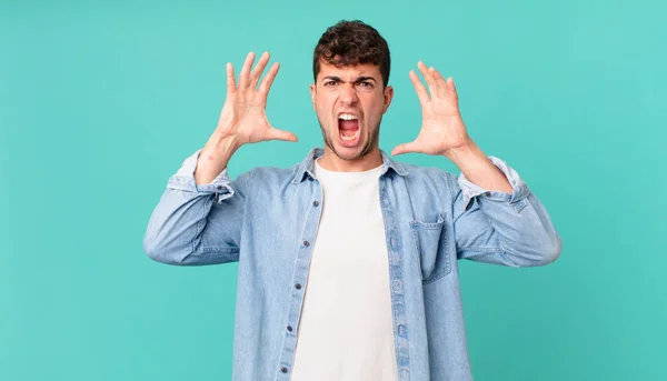 Homem Bonito Gritando Com Mãos Sentindo Furioso Frustrado Estressado Chateado — Fotografia de Stock