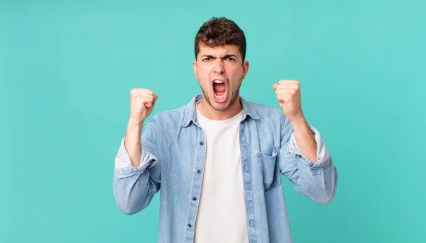 Schöner Mann Schreit Aggressiv Mit Wütendem Gesichtsausdruck Oder Mit Geballten — Stockfoto